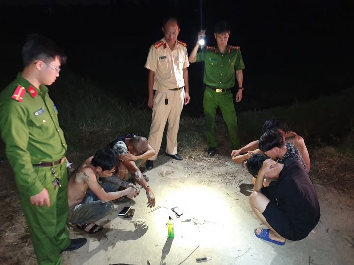 VIDEO: Tổ công tác 151 Công an huyện Cẩm Giàng bắt giữ 5 đối tượng sử dụng trái phép chất ma túy